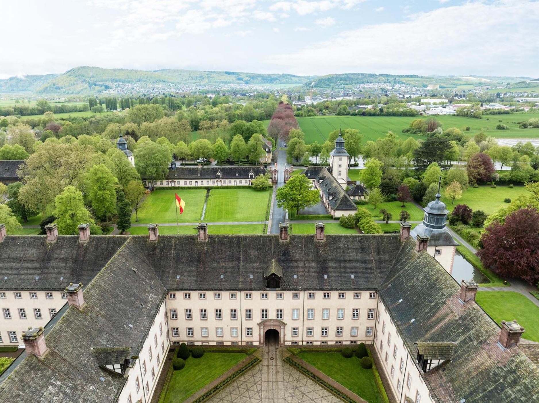 Luxus Wohnen Im Schloss Corvey Fuer 1-6 Gaeste Im Unesco Weltkulturerbe Hoexter Weserbergland Free W-Lan Parken Netflix Fuer Familien Paare Und Geschaeftsreisende Inkl Handtuecher Seife Nintendo Switch Uvm 외부 사진